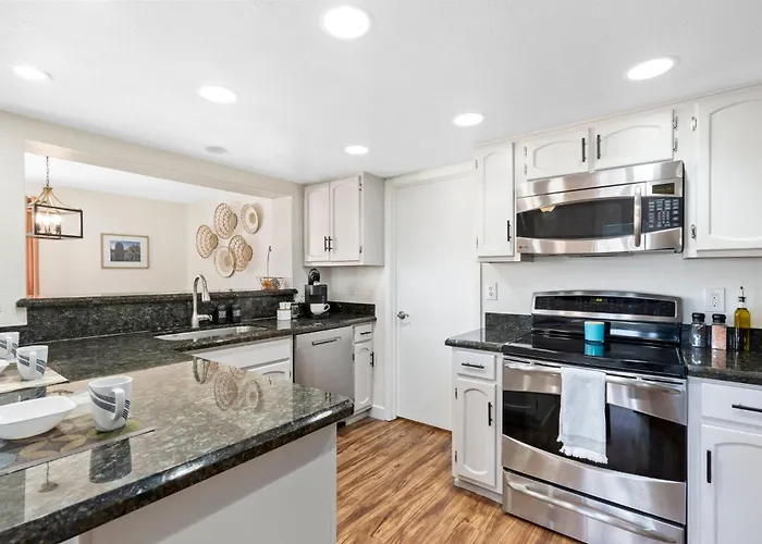 Spacious 4bedroom With Private Pool In Prime Location *
